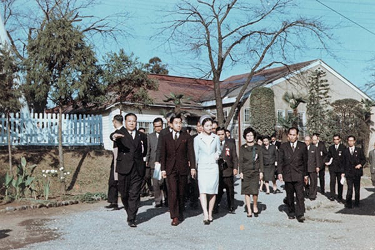 1964(昭和39)年 皇太子同妃両殿下行啓 丸木清美院長の先導で御視察