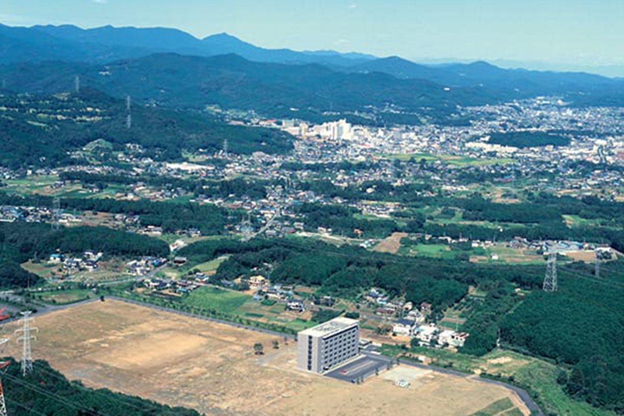 2001(平成13)年 日高キャンパス用地から毛呂山キャンパスを望む