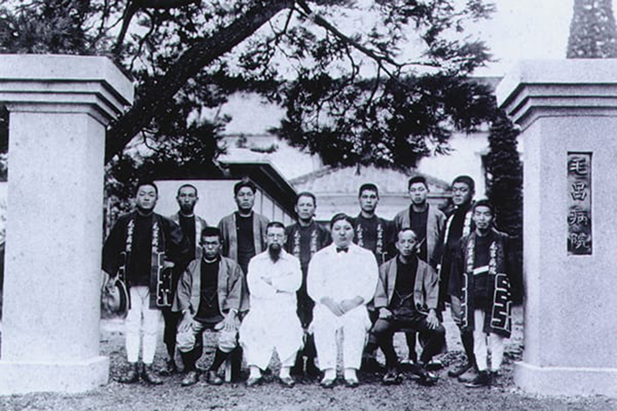 1930(昭和5)年頃 毛呂病院門柱完成時の記念撮影